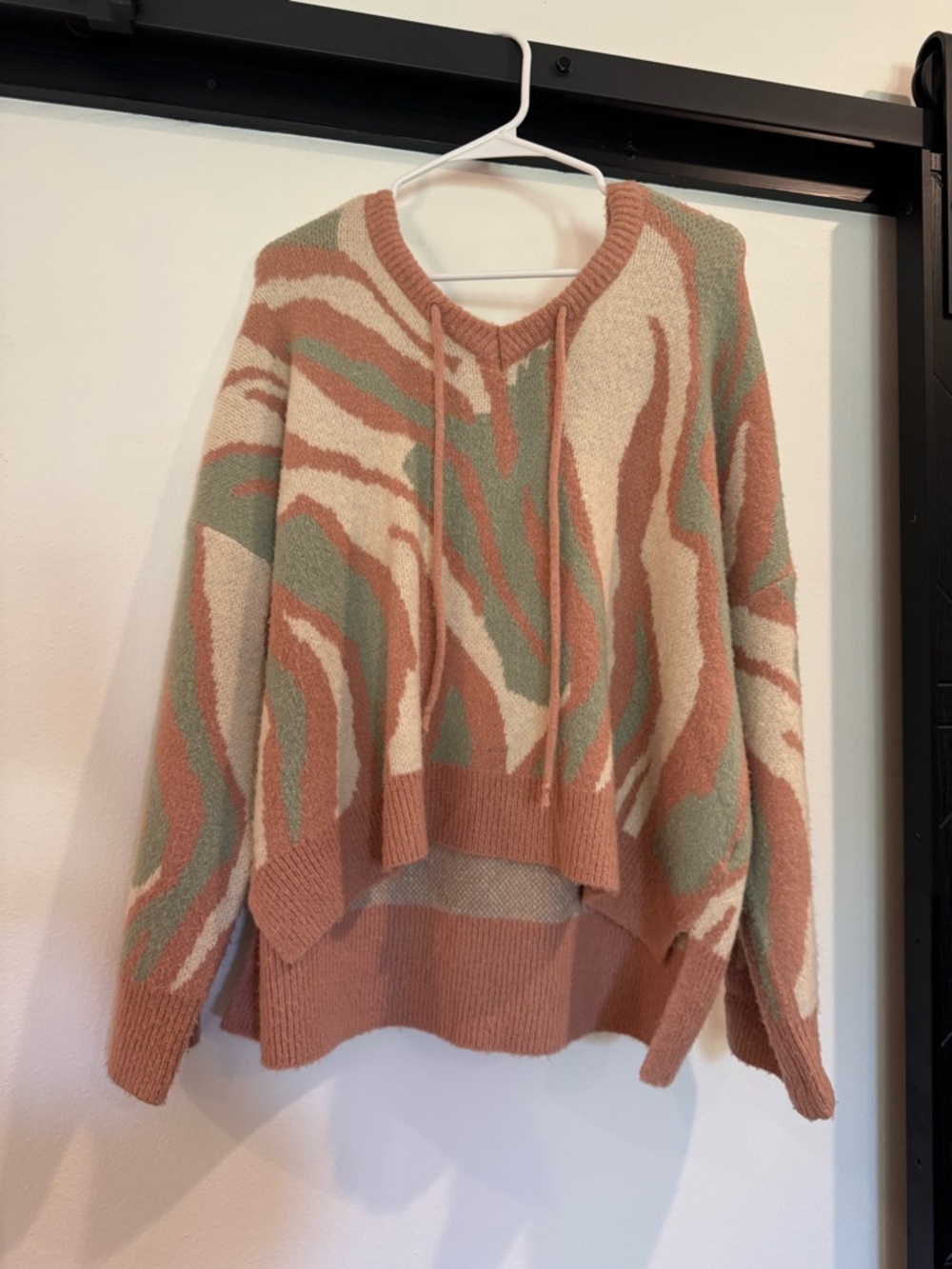 POL Multicolor Wave-Print V-Neck Sweater in Pink, Cream & Greenish/Blue Size S